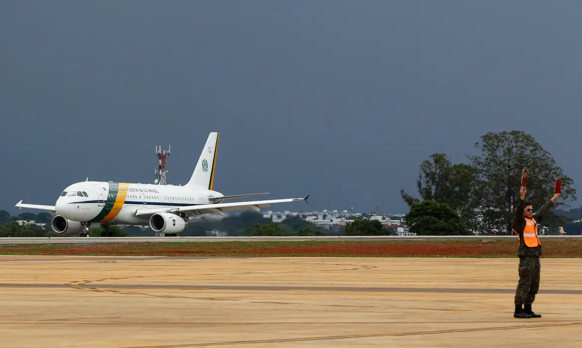 Avião presidencial realiza arremetida em Sorocaba
