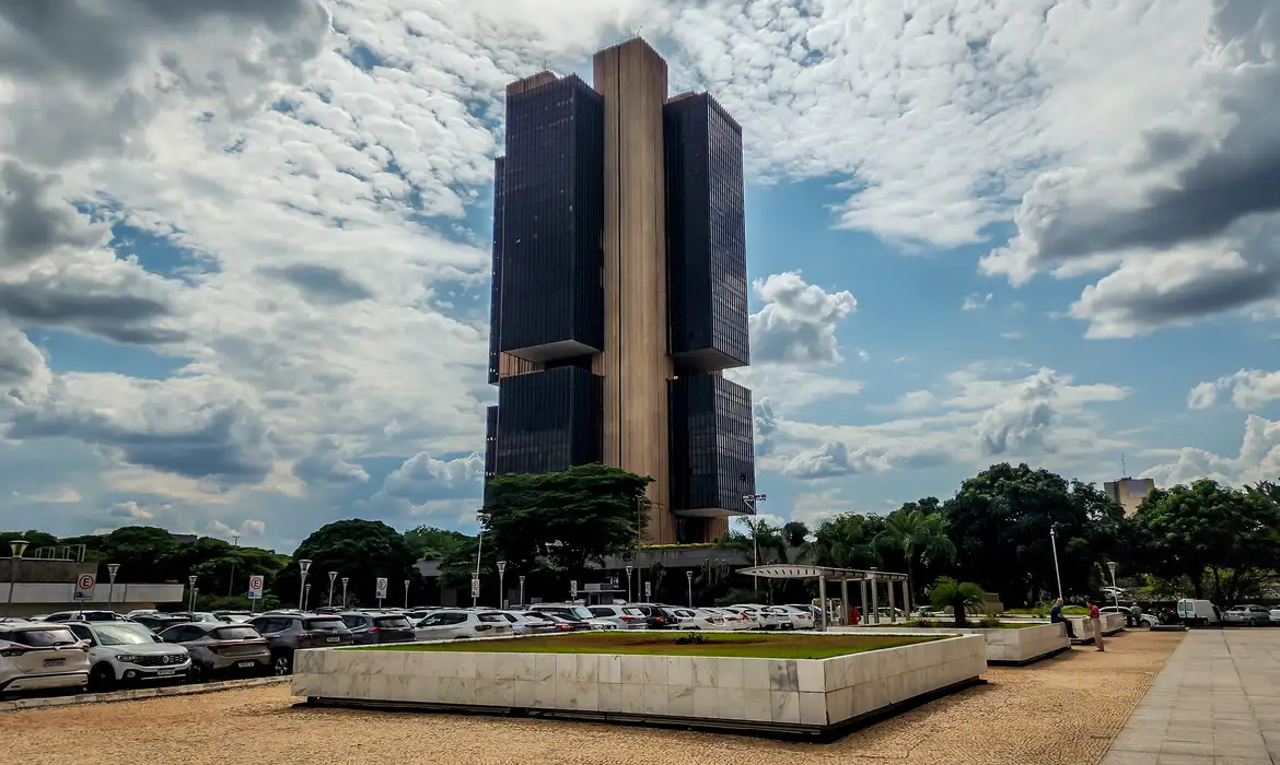 Copom eleva selic para 14,25% ao ano em resposta à inflação