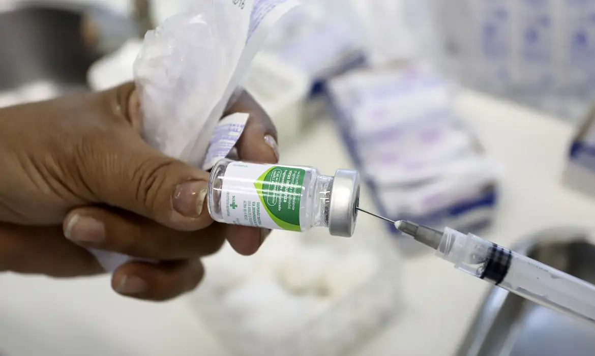 Vacinação contra a gripe começa em abril e terá doses disponíveis o ano todo a partir de 2025
