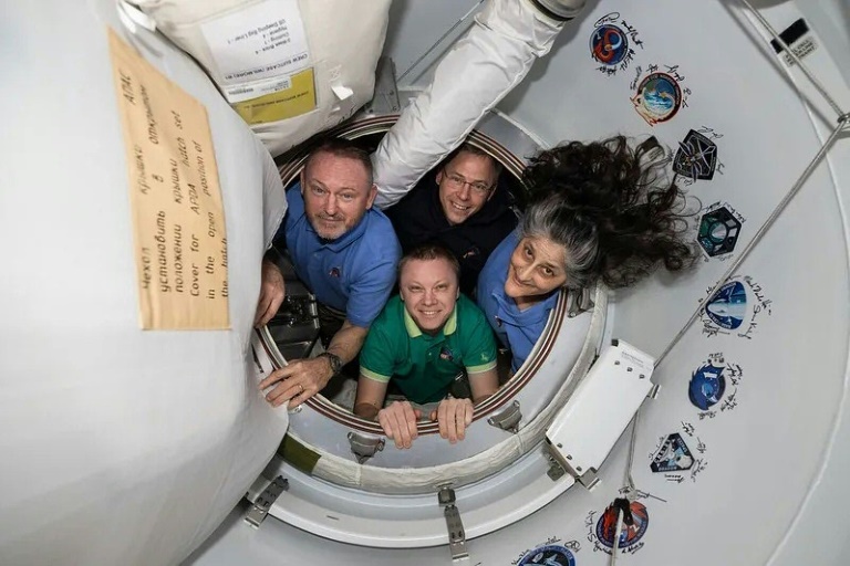 Astronautas da Crew-9 iniciam recuperação pós-retorno à Terra