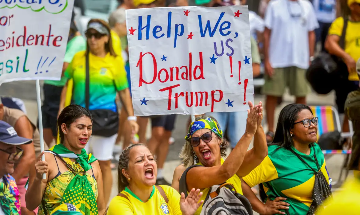Bolsonaro reúne apoiadores e defende anistia em ato no Rio
