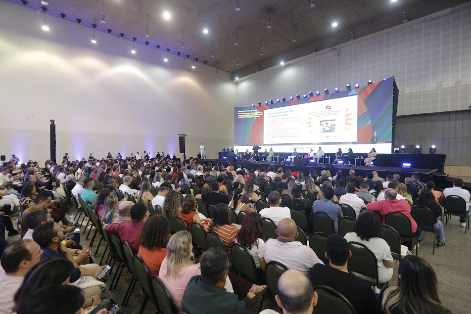 Elmano anuncia gratificação de R$ 2 mil a diretores