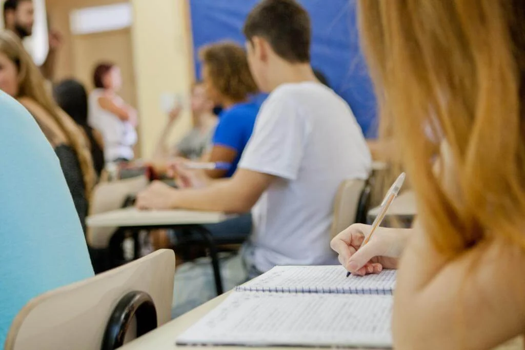 MEC anuncia bolsa de R$ 200 para alunos de cursinhos populares voltados ao Enem