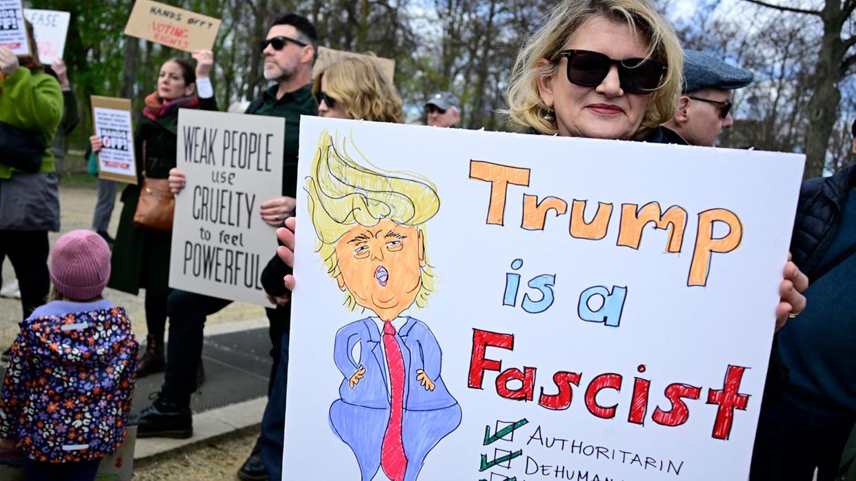 Milhares vão às ruas nos EUA para protestar contra Trump
