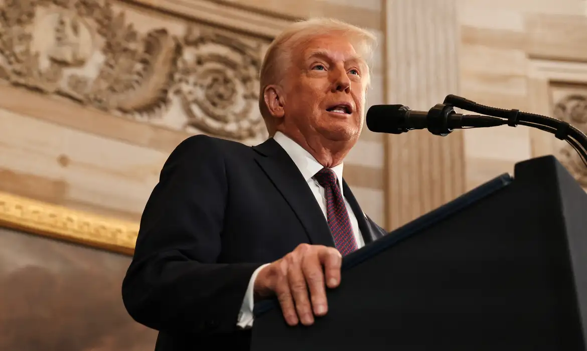 Trump ameaça líder do Irã, mas descarta ataque imediato