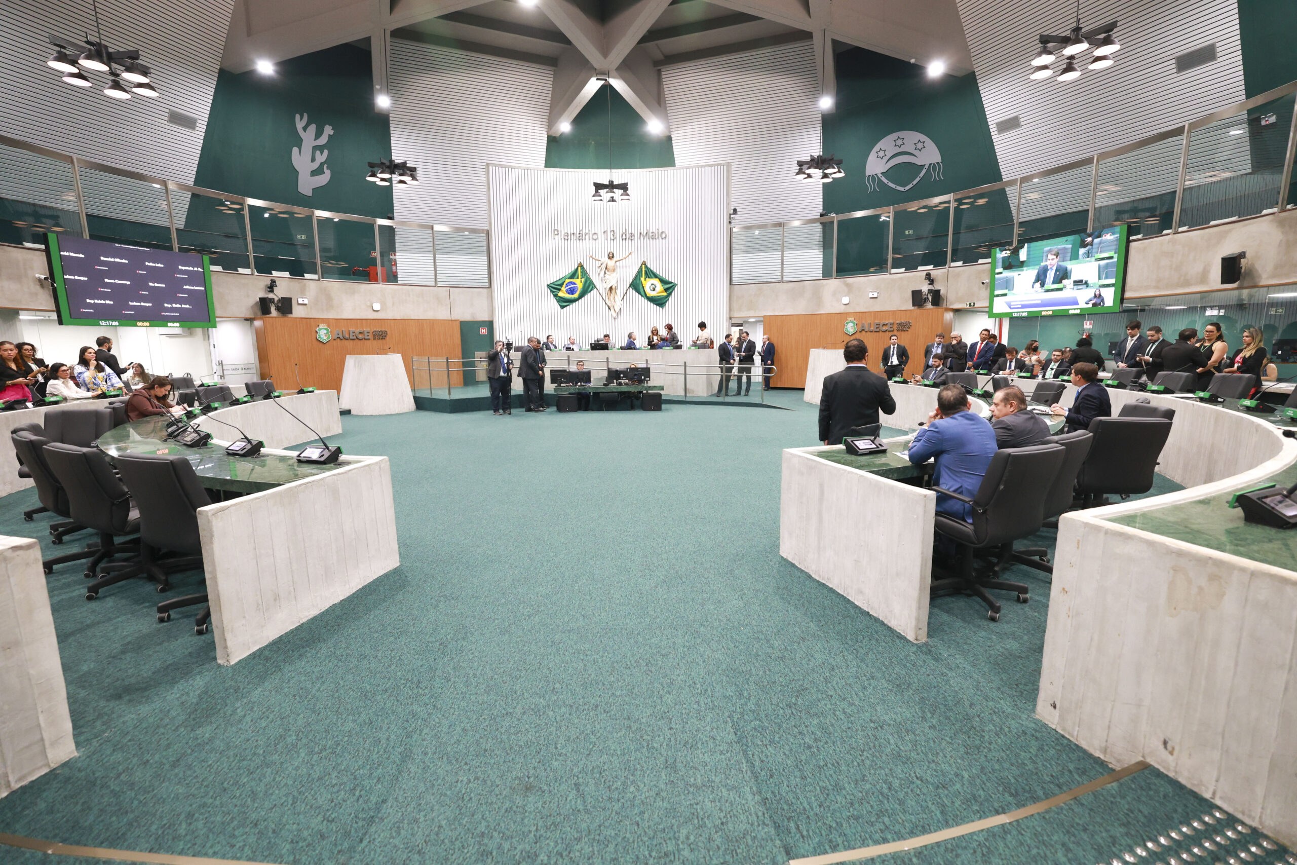 Alece aprova projeto de Elmano para distribuir bíblias em escolas públicas