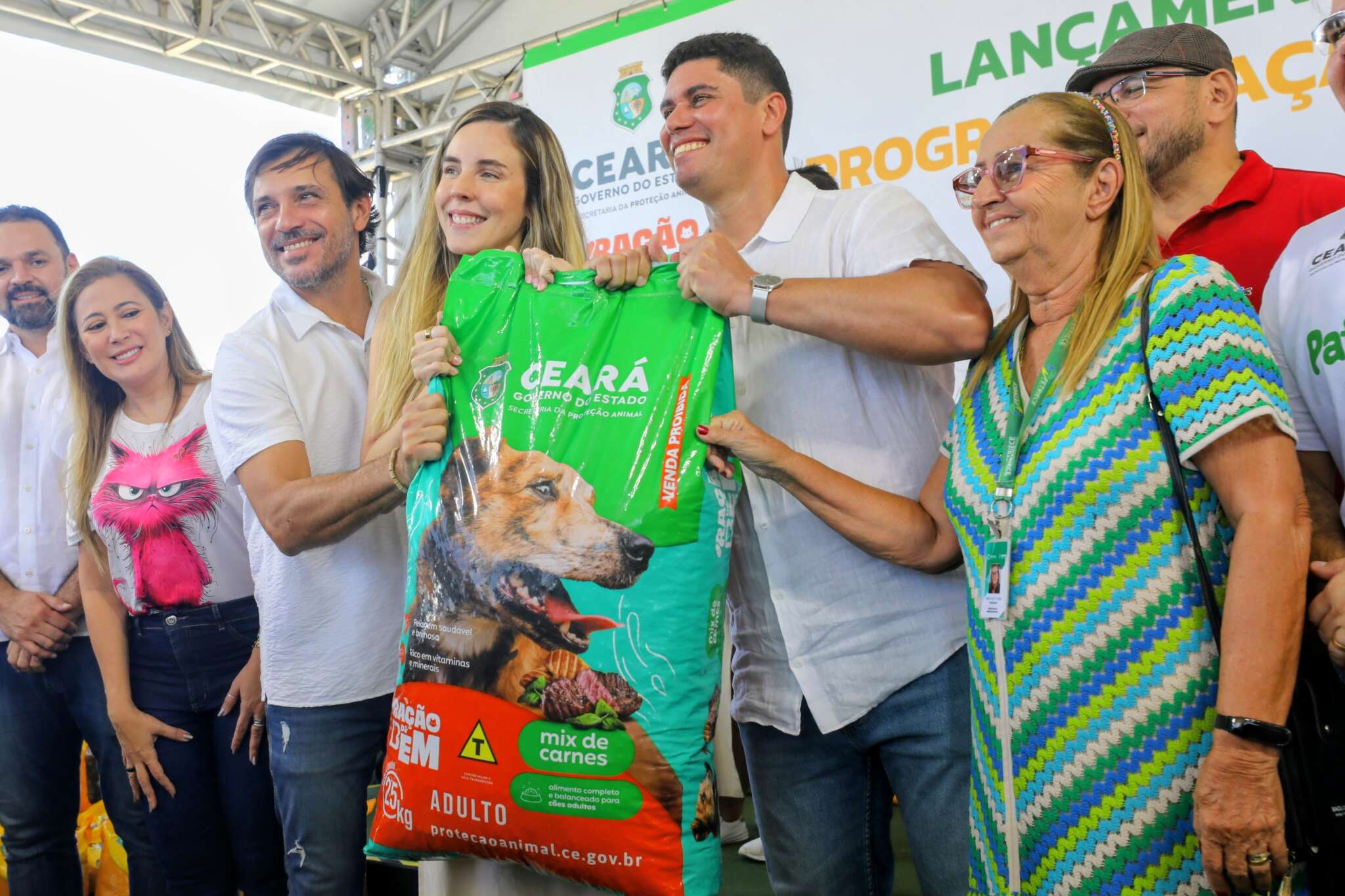 Governo do Ceará lança programa Ração do Bem para alimentar animais resgatados