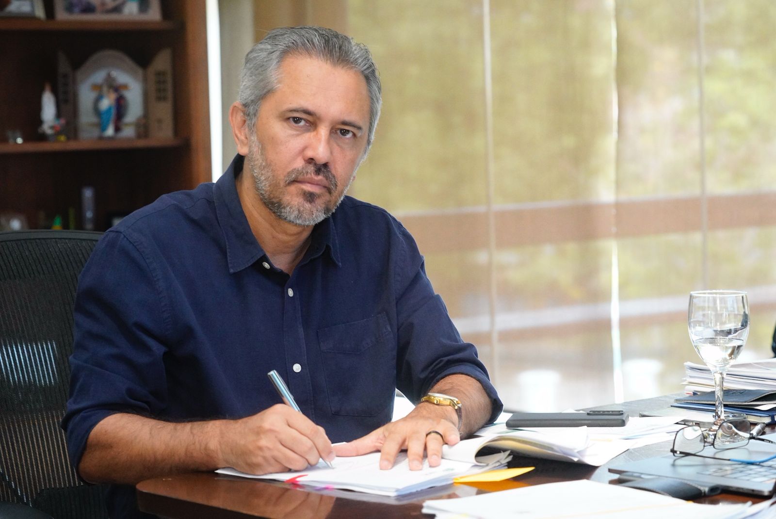 Elmano sanciona lei que garante auxílio a órfãos da Covid-19 no Ceará