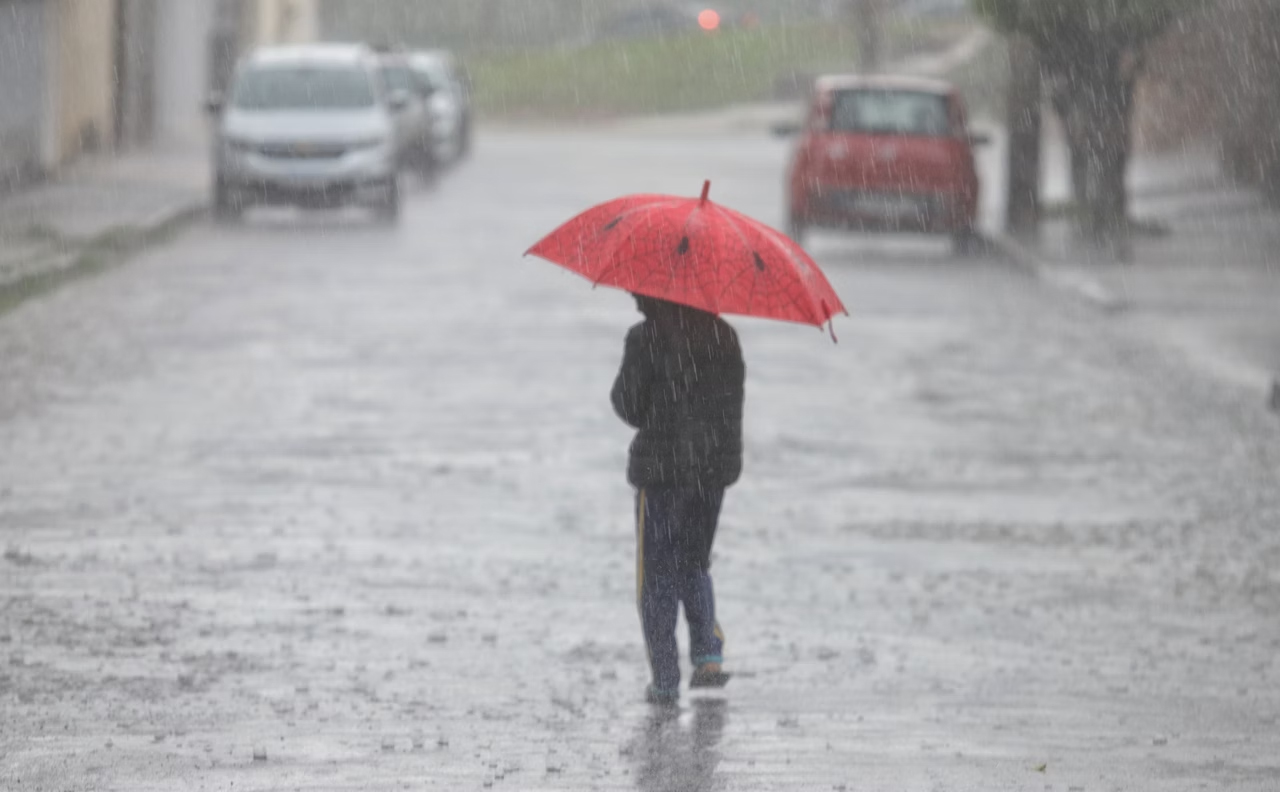 Inmet emite alerta de chuvas intensas para 43 cidades do Ceará