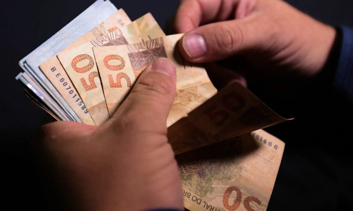Novo salário mínimo de R$ 1.621 entra em vigor nesta segunda